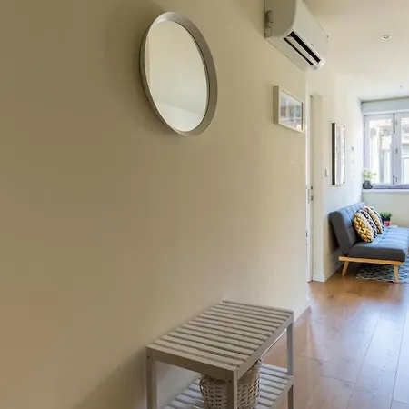 Between Walls By The Center With A/c Порту