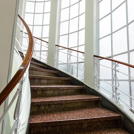 Between Walls By The Center With A/c